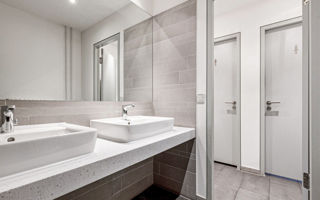 modernes Bürotoiletten