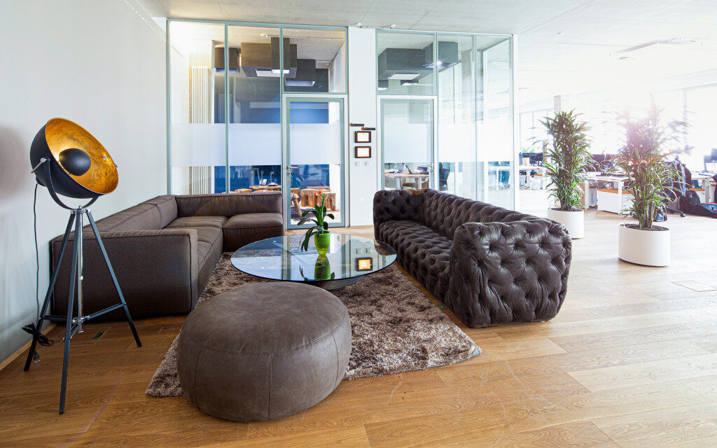 Sitzecke Loftbüro Glasstrennwände