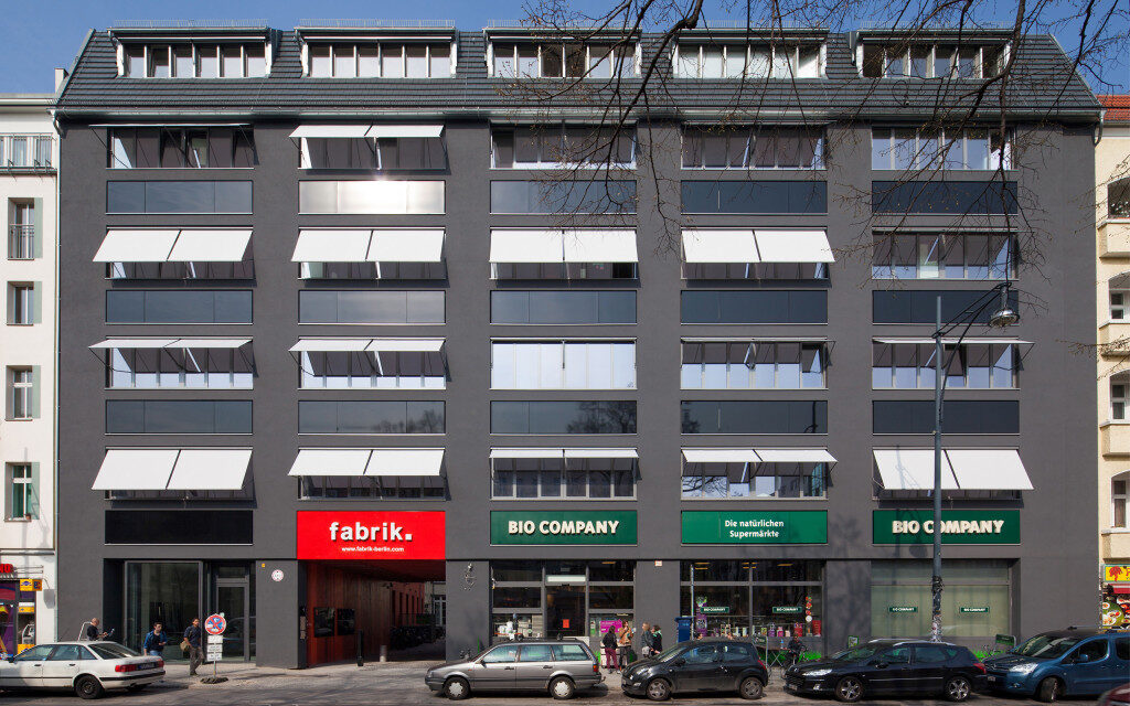 moderne Bürofassade schwarz