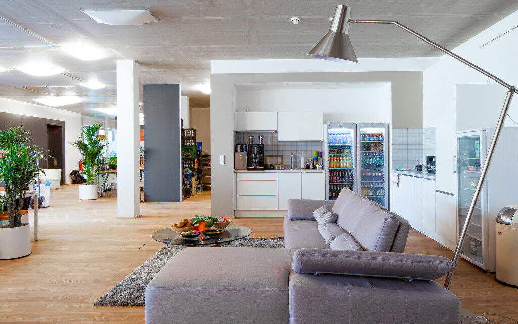 Loftbüro mit Büroküche und Loungebereich