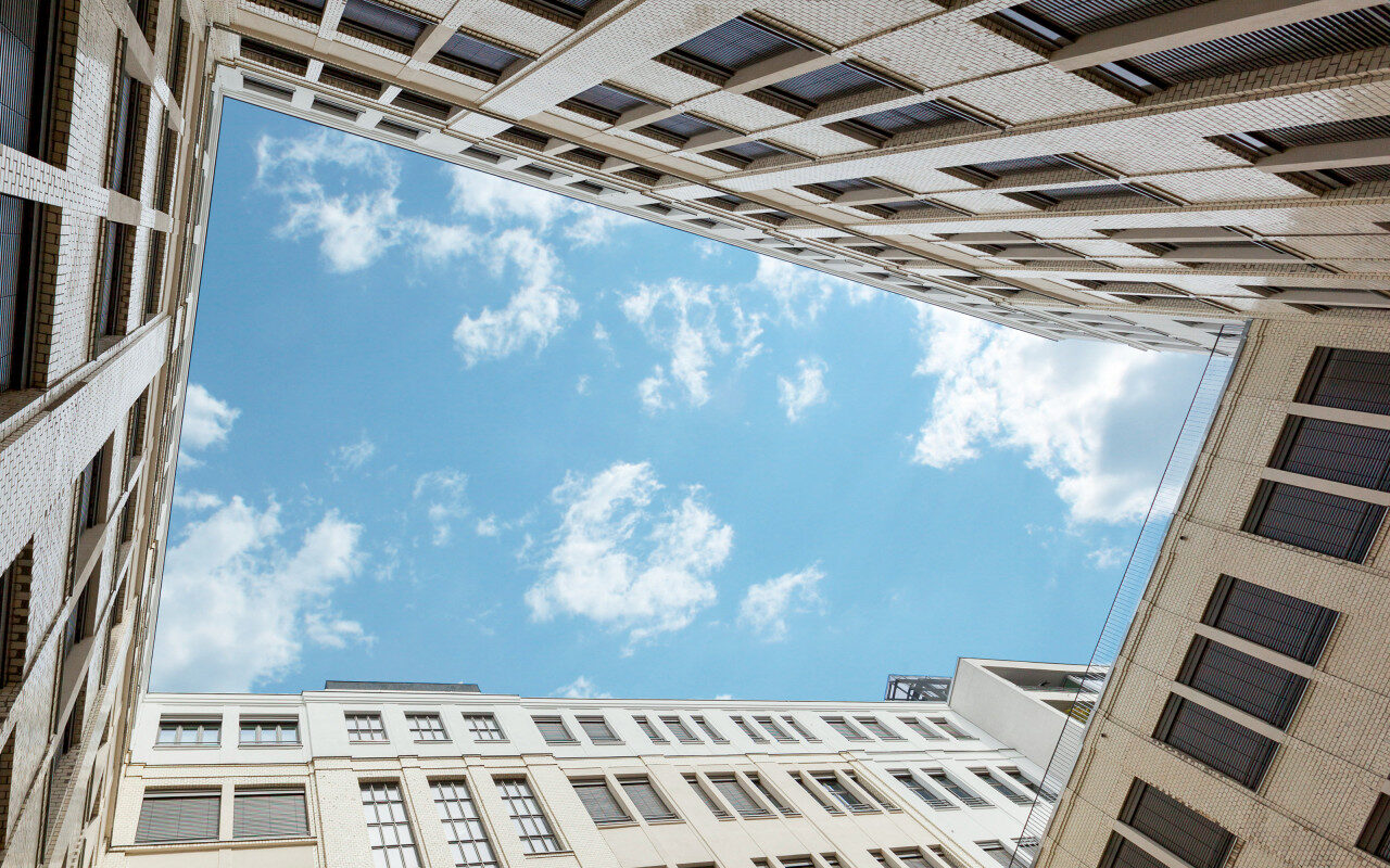 Historische Bürofassade Himmel