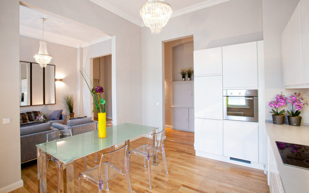 Altbau Wohnküche Kronleuchter