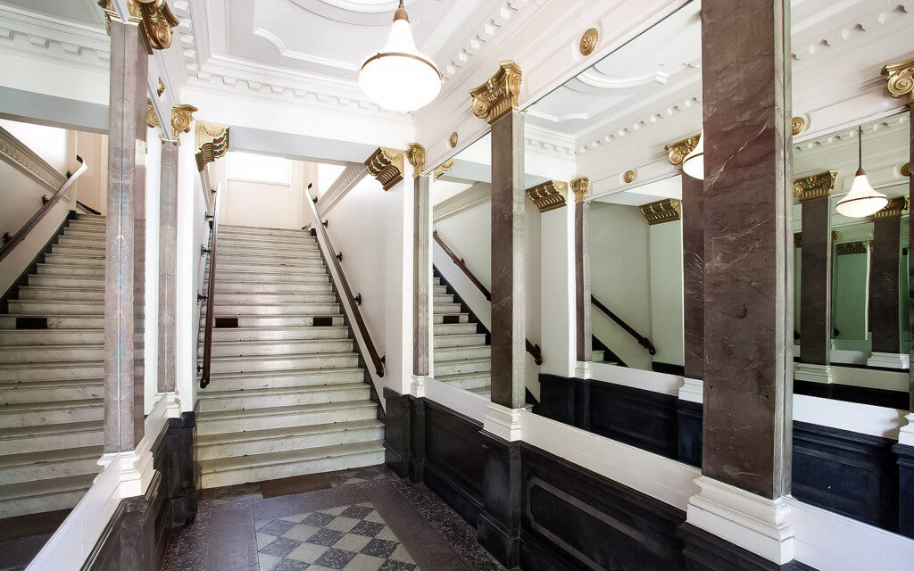 altbau luxeriöses Treppenhaus