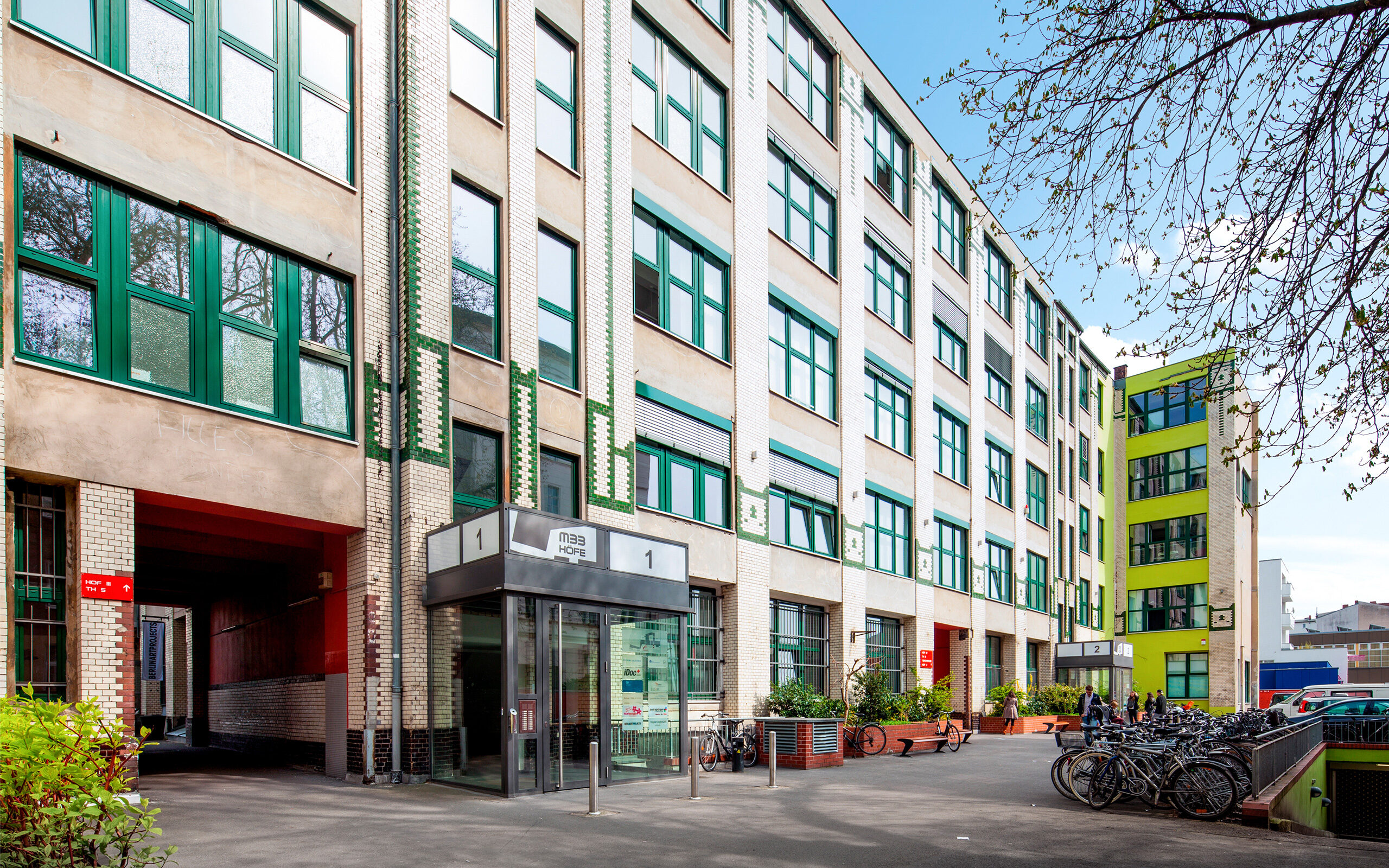 Eingangsbereich Bürohaus altes Industriegebäude