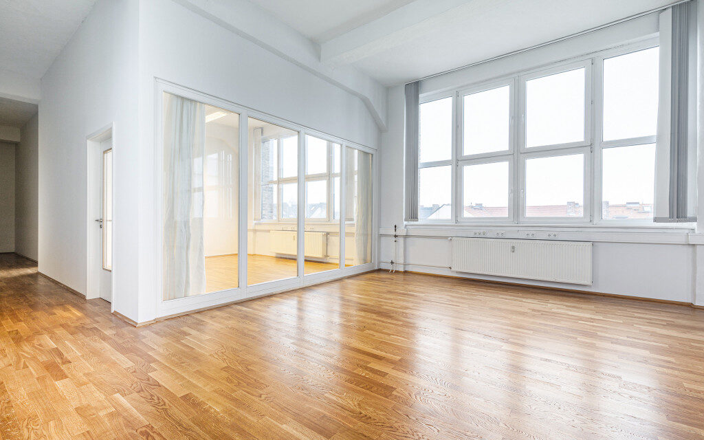 Büroraum Parketboden Glasabtrennung